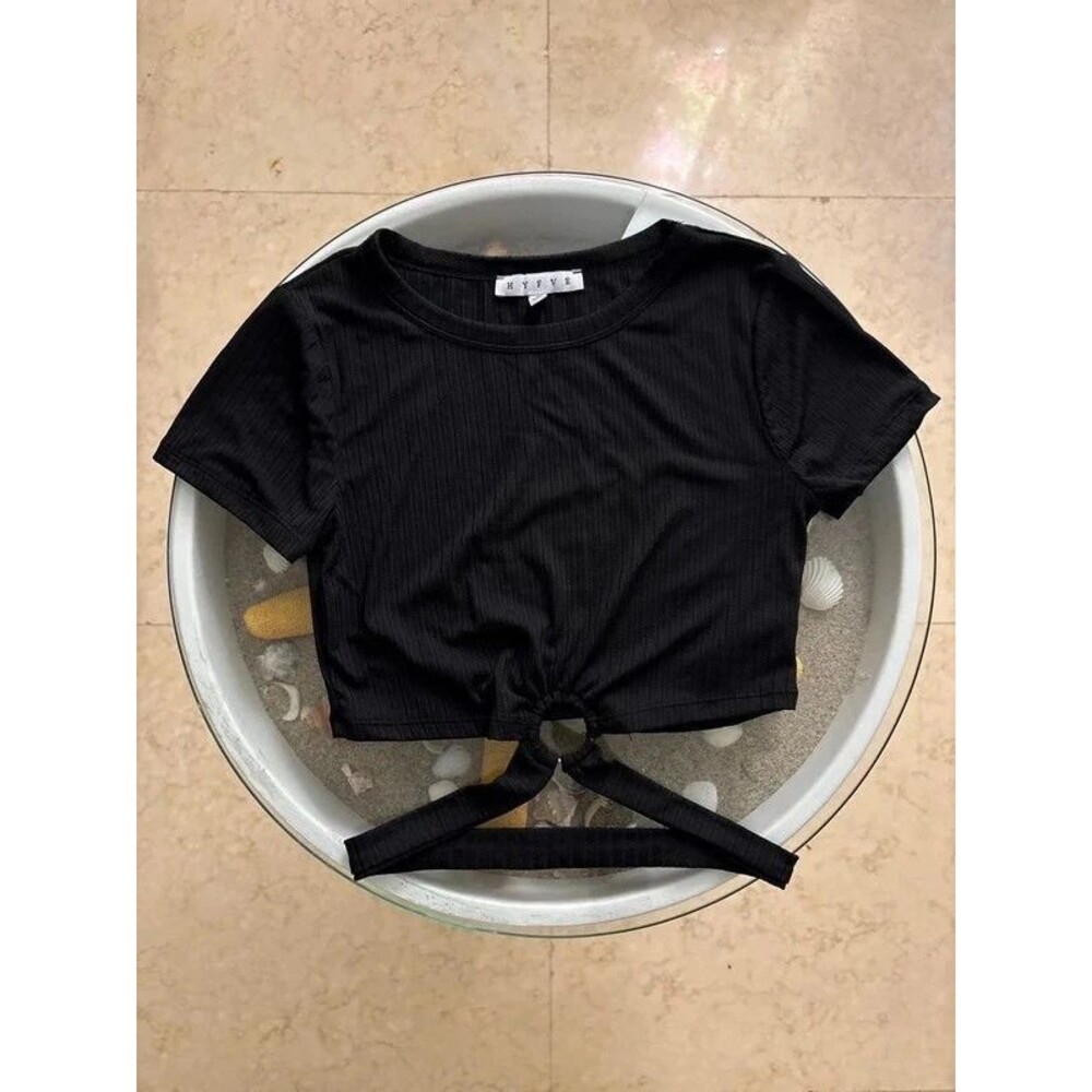 Black cropped tshirt with ring